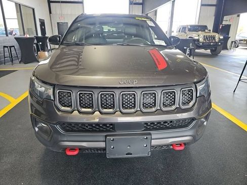 Used 2023 Jeep Compass Trailhawk AWD/4WD image 2