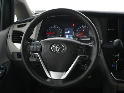 Used 2017 Toyota Sienna LE image 18
