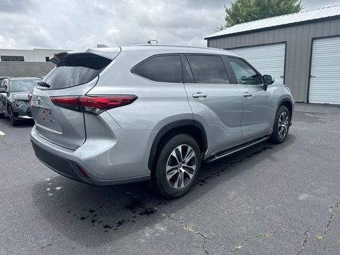Used 2023 Toyota Highlander XLE FWD image 5