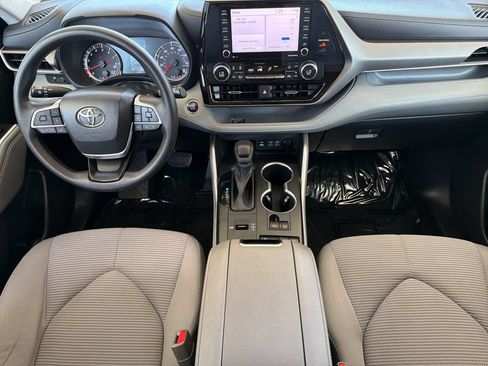 Used 2022 Toyota Highlander L FWD image 12