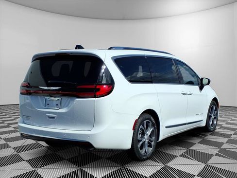 New 2026 Chrysler Pacifica Pinnacle FWD image 4