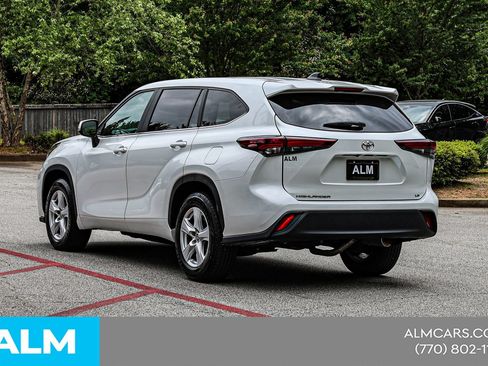 Used 2024 Toyota Highlander LE FWD image 8