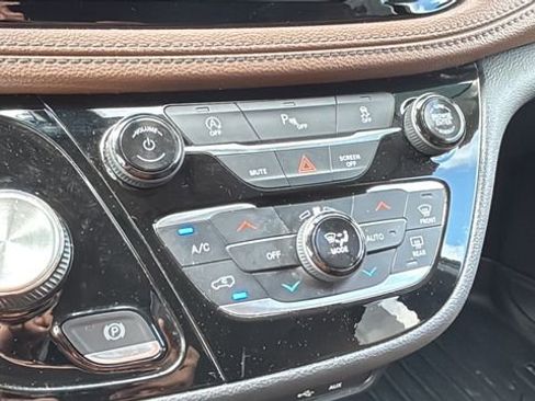 Used 2018 Chrysler Pacifica Limited image 25