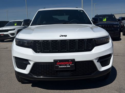 Used 2025 Jeep Grand Cherokee Altitude AWD/4WD image 3