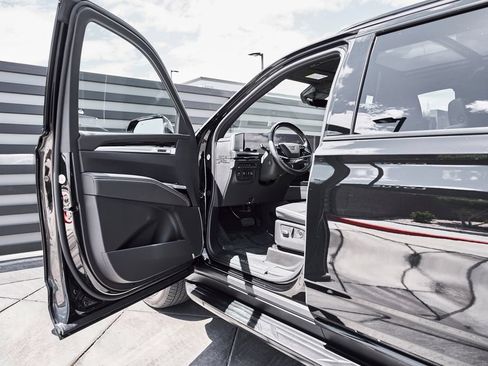Used 2025 Cadillac Escalade ESV Sport AWD/4WD image 30