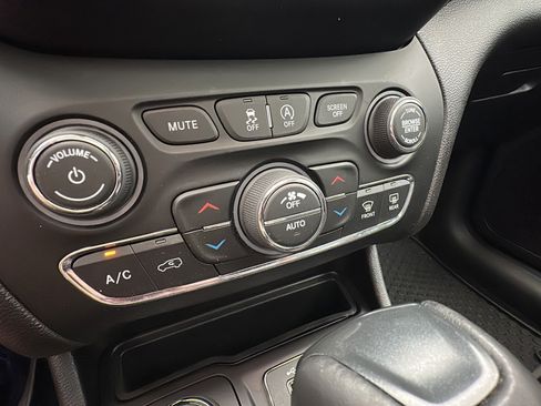 Used 2019 Jeep Cherokee Trailhawk w/ Comfort/Convenience Group AWD/4WD image 19