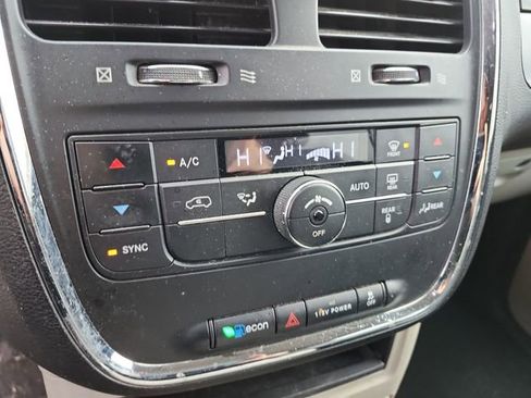 Used 2013 Chrysler Town & Country Touring image 9