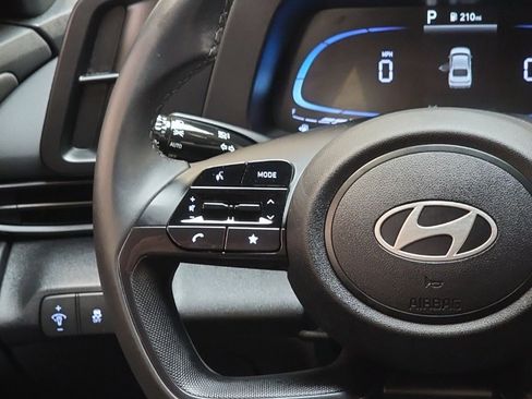 Used 2025 Hyundai Elantra Sport image 17