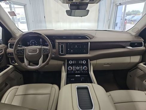 Used 2024 GMC Yukon Denali w/ Advanced Technology Package AWD/4WD image 12