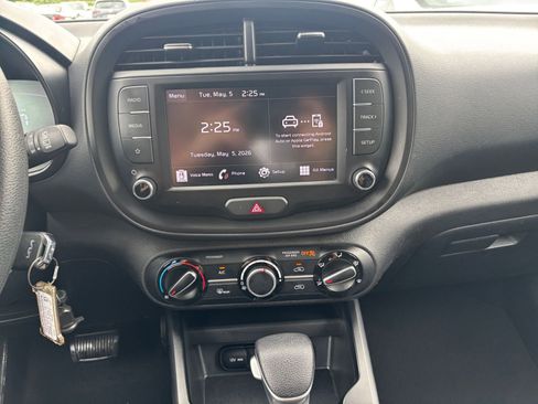 Used 2025 Kia Soul LX w/ LX Technology Package FWD image 17