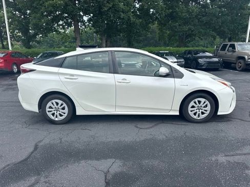 Used 2016 Toyota Prius Two FWD image 2