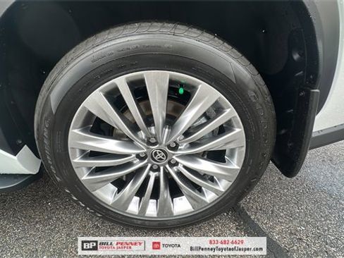 New 2026 Toyota Highlander Platinum image 19