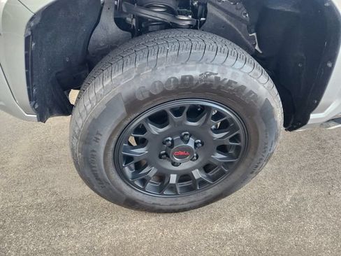 Used 2025 Toyota Tacoma SR5 AWD/4WD image 9