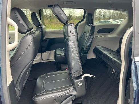 Used 2024 Chrysler Pacifica Touring-L FWD image 5