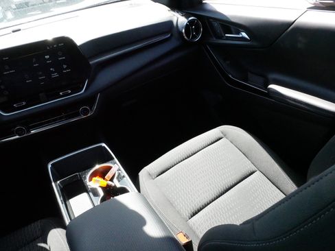 Used 2025 Chevrolet Equinox LT w/ Safety and Technology Package FWD image 11