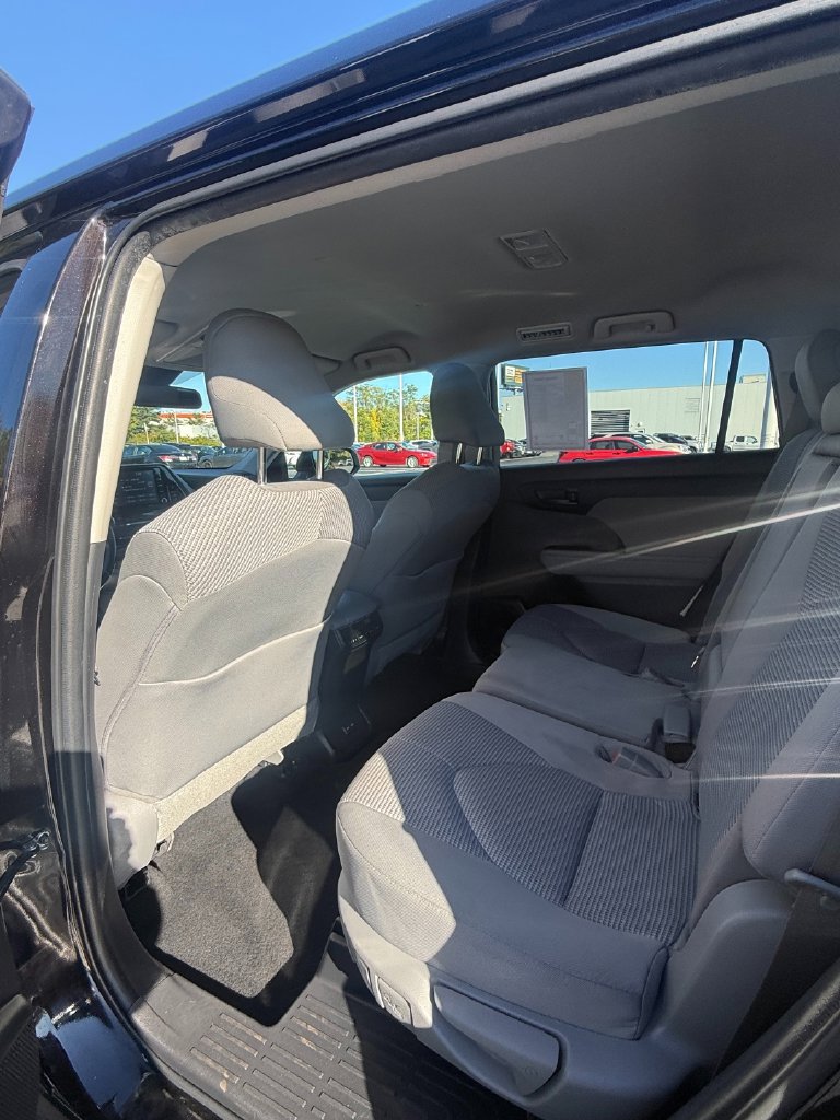 Used 2022 Toyota Highlander LE AWD/4WD image 27