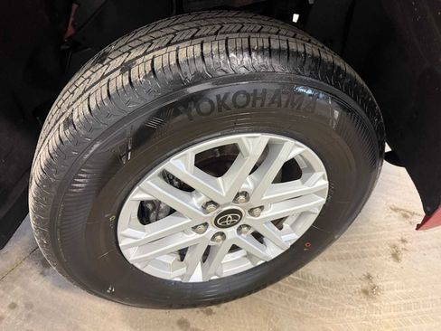 Used 2022 Toyota Tundra SR5 w/ SR5 Convenience Package image 12