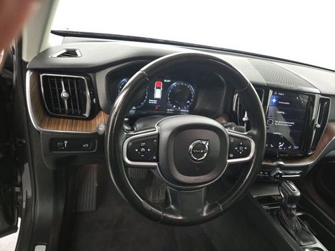 Used 2021 Volvo XC60 T5 Momentum image 8