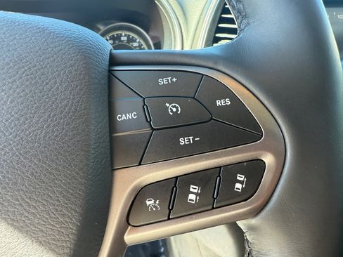 Used 2019 Jeep Cherokee Limited w/ Luxury Group image 16