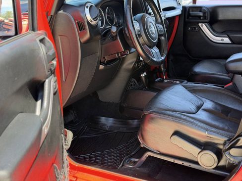 Used 2013 Jeep Wrangler Unlimited Sahara w/ Connectivity Group AWD/4WD image 12