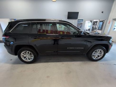 New 2025 Jeep Grand Cherokee Laredo X w/ Luxury Tech Group I AWD/4WD image 6