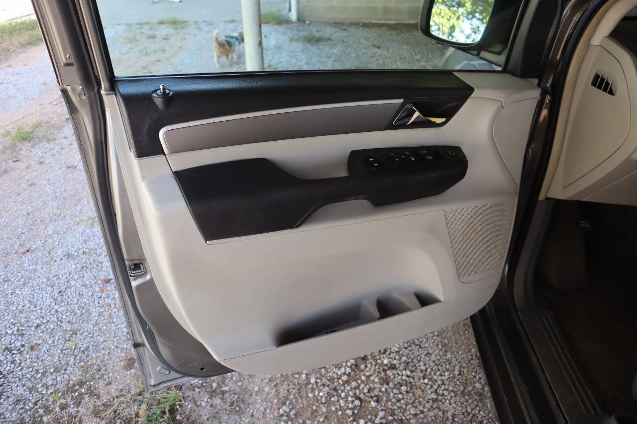 Used 2010 Volkswagen Routan SE FWD image 31