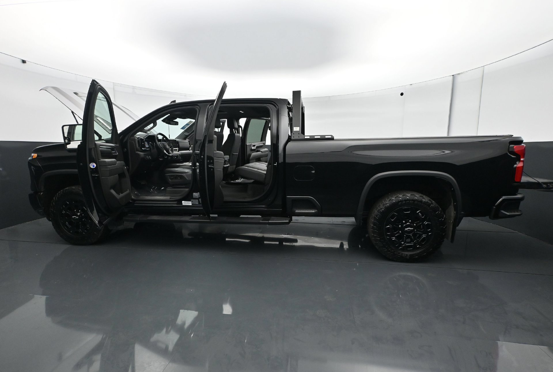 Used 2024 Chevrolet Silverado 2500 LTZ w/ LTZ Plus Package AWD/4WD image 31