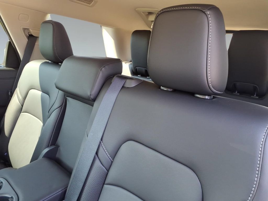 Used 2025 Nissan Pathfinder SL FWD image 13