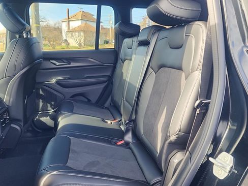 New 2025 Jeep Grand Cherokee Altitude image 14