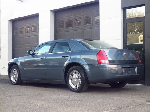 Used 2005 Chrysler 300 Touring RWD image 3