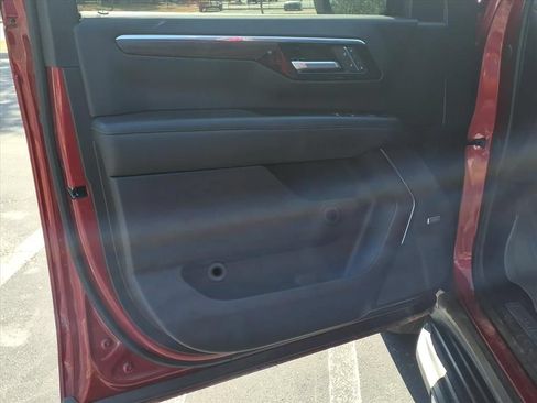 Used 2025 Chevrolet Suburban LT w/ Comfort Package RWD image 18