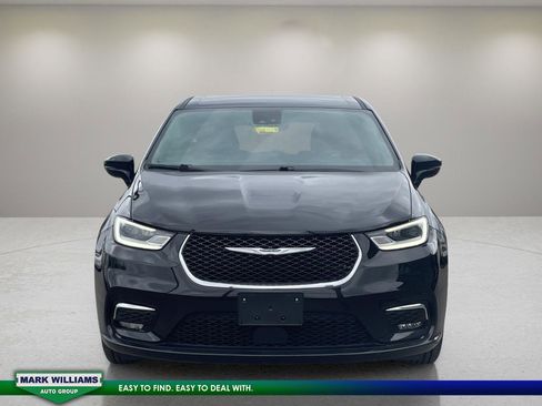 Used 2024 Chrysler Pacifica Touring-L image 2