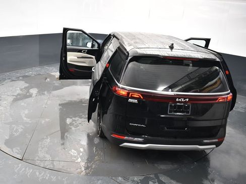 Used 2024 Kia Carnival EX image 16