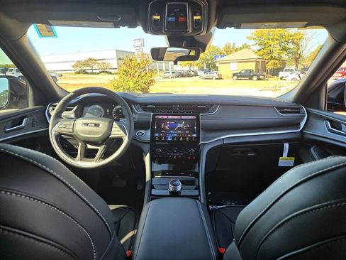 New 2025 Jeep Grand Cherokee Limited w/ Black Appearance Package RWD image 31