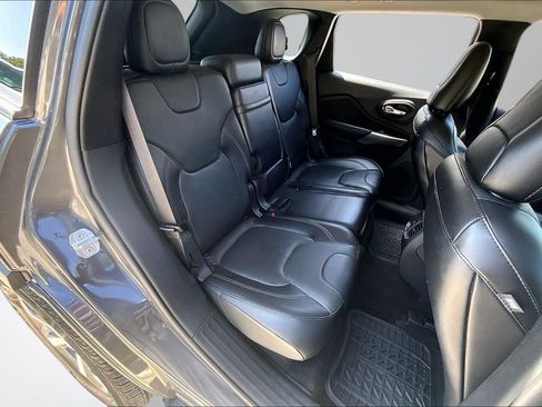 Used 2019 Jeep Cherokee Limited w/ Luxury Group AWD/4WD image 25