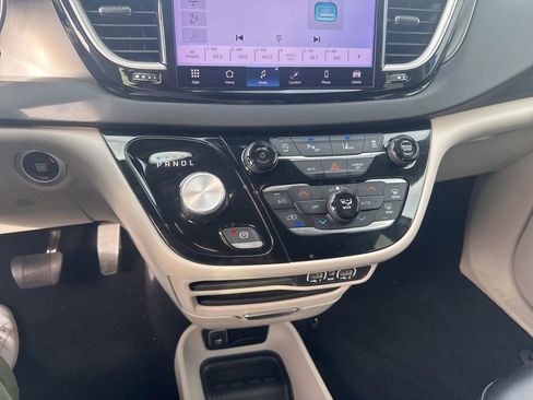 Used 2023 Chrysler Pacifica Touring-L image 17