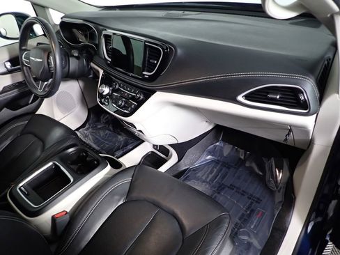 Used 2022 Chrysler Pacifica Touring-L w/ Uconnect Theater Family Group image 44