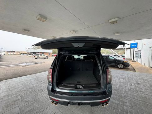 Used 2021 Chevrolet Suburban Premier w/ Premium Package image 9