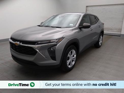 Used 2025 Chevrolet Trax LS FWD image 1