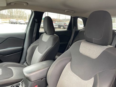 Used 2014 Jeep Cherokee Latitude w/ Comfort/Convenience Group image 12