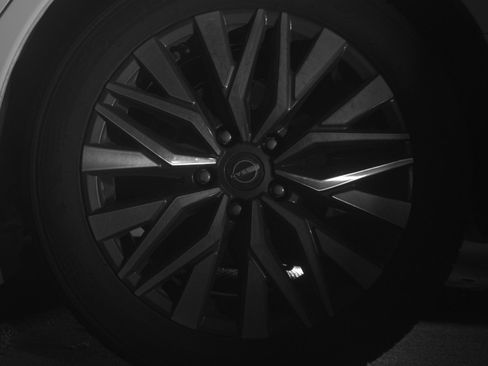 Used 2025 Nissan Altima 2.5 SV FWD image 14