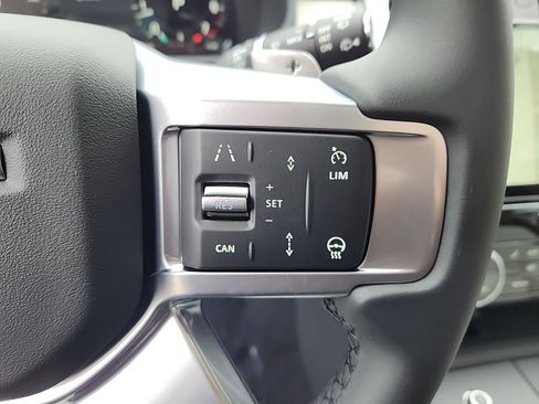 Used 2025 Land Rover Discovery S image 20