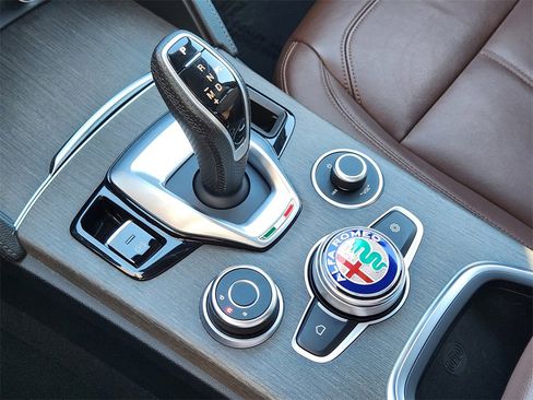 Used 2022 Alfa Romeo Stelvio Ti image 17