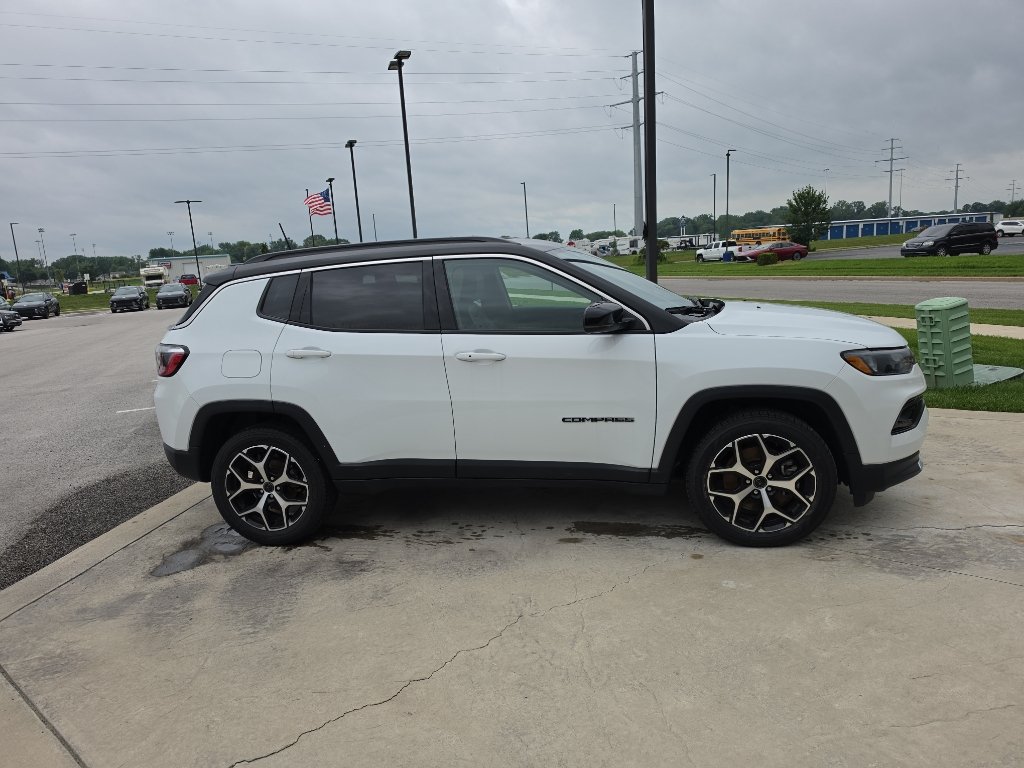 Used 2025 Jeep Compass Limited AWD/4WD image 4