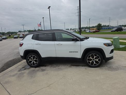 Used 2025 Jeep Compass Limited AWD/4WD image 4