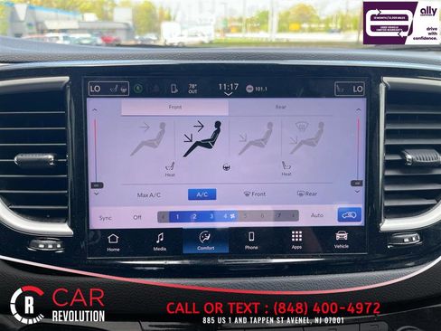 Used 2024 Chrysler Pacifica Touring-L FWD image 19