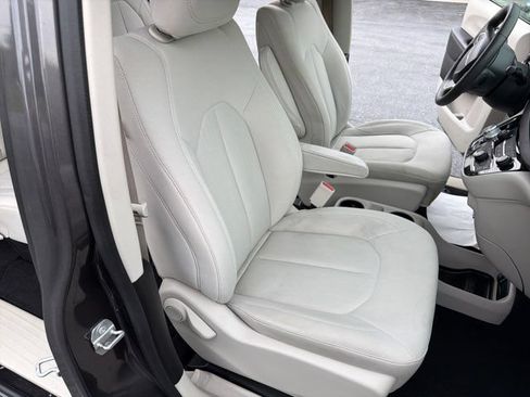 Used 2017 Chrysler Pacifica LX FWD image 24