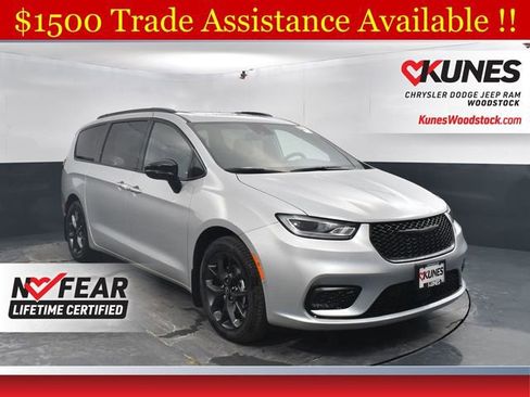 New 2026 Chrysler Pacifica Limited image 1