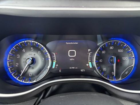 Used 2024 Chrysler Pacifica Touring-L FWD image 25