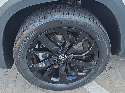 Certified 2022 Volkswagen Taos SE w/ Panoramic Sunroof Package image 5